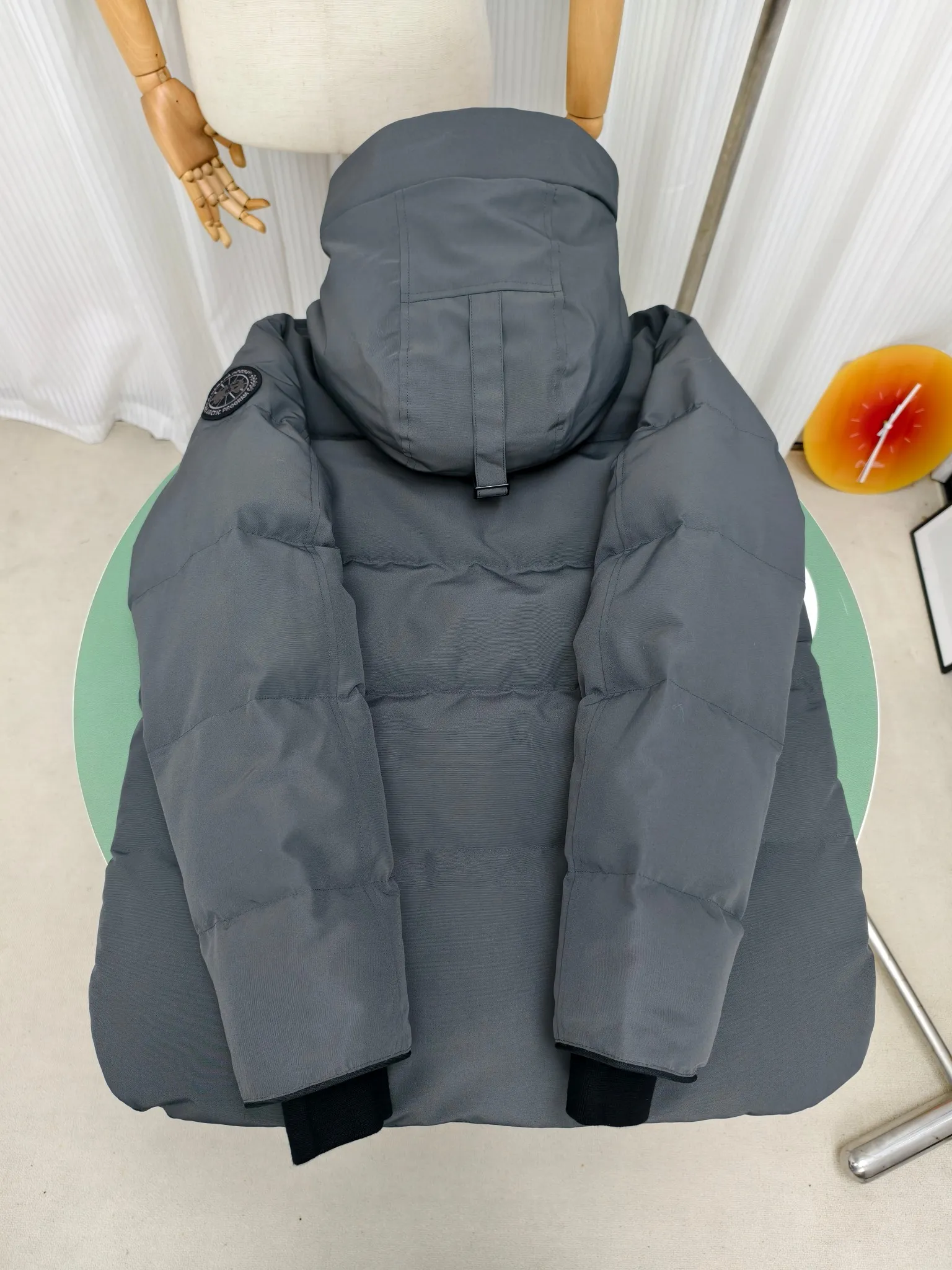 P700————2080M/New 17 models (higher version) Canada goose MacMillan parka. The MacMillan Parka features an innovative design with a streamlined hood detail, added shoulder straps and two additional interior pockets. This hip-length parka offers warmth and style with its quilted design and curved hem. Filled with extremely fluffy white duck down. The MacMillan Parka provides essential protection in all weathers. The adjustable down-connected hood improves warmth and protects against harsh weather. Rib knit cuffs tucked into the interior. The hood is equipped with a detachable zipper guard, and the hood trim can be replaced to create a personalized style and provide more protection (this jacket can be matched with wolf fur collar accessories, choose by yourself) ❤️The only version in the market Color: black red label black black label gray red label gray black label off-white red label navy red label Size: XS-2XL